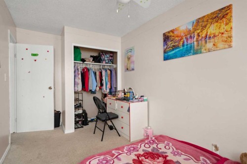 124 Berkley Way Nw, Calgary, AB - Indoor Photo Showing Bedroom