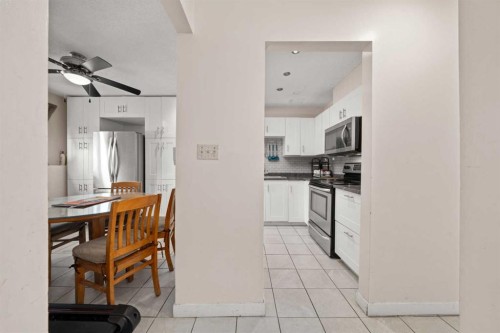 124 Berkley Way Nw, Calgary, AB - Indoor Photo Showing Kitchen