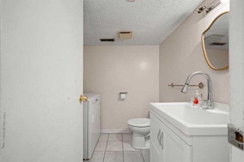 124 Berkley Way Nw, Calgary, AB - Indoor Photo Showing Bathroom