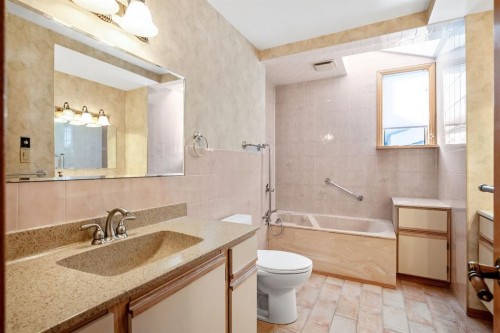 47 Montrose Crescent Ne, Calgary, AB - Indoor Photo Showing Bathroom