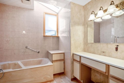 47 Montrose Crescent Ne, Calgary, AB - Indoor Photo Showing Bathroom