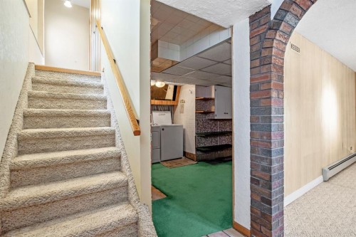 47 Montrose Crescent Ne, Calgary, AB - Indoor Photo Showing Other Room