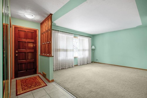 47 Montrose Crescent Ne, Calgary, AB - Indoor Photo Showing Other Room