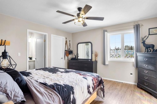 2314 19 Avenue, Bowden, AB - Indoor Photo Showing Bedroom