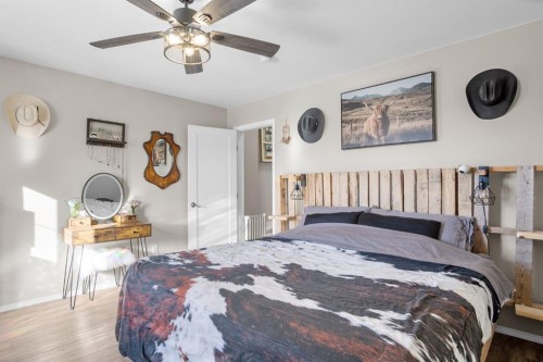 2314 19 Avenue, Bowden, AB - Indoor Photo Showing Bedroom