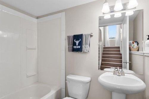 2314 19 Avenue, Bowden, AB - Indoor Photo Showing Bathroom