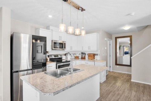 2314 19 Avenue, Bowden, AB - Indoor Photo Showing Kitchen With Double Sink With Upgraded Kitchen