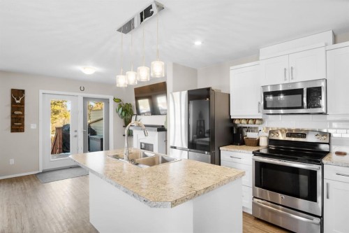 2314 19 Avenue, Bowden, AB - Indoor Photo Showing Kitchen With Double Sink With Upgraded Kitchen