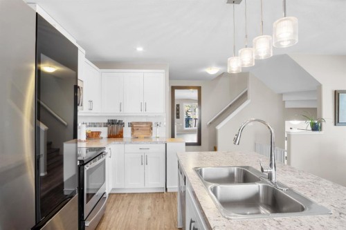 2314 19 Avenue, Bowden, AB - Indoor Photo Showing Kitchen With Double Sink With Upgraded Kitchen