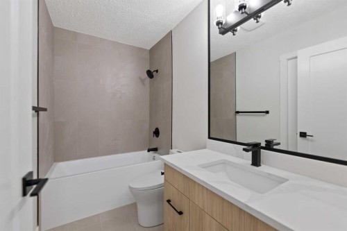 2031 24 Avenue Ne, Calgary, AB - Indoor Photo Showing Bathroom