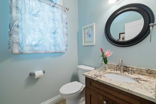 1914 Broadview Road Nw, Calgary, AB - Indoor Photo Showing Bathroom