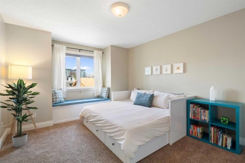 1914 Broadview Road Nw, Calgary, AB - Indoor Photo Showing Bedroom