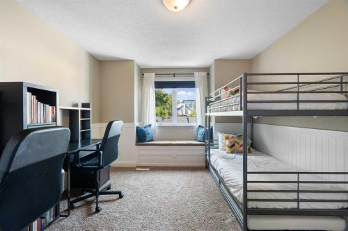 1914 Broadview Road Nw, Calgary, AB - Indoor Photo Showing Bedroom