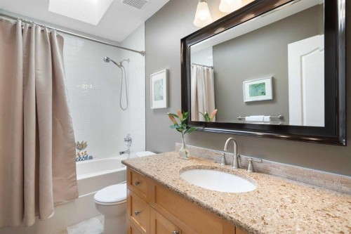 1914 Broadview Road Nw, Calgary, AB - Indoor Photo Showing Bathroom