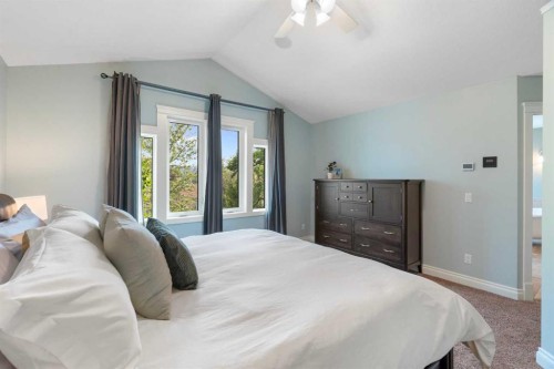 1914 Broadview Road Nw, Calgary, AB - Indoor Photo Showing Bedroom
