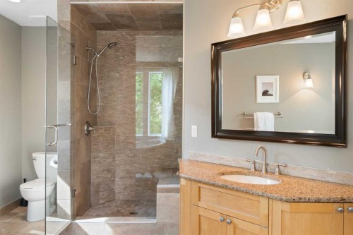 1914 Broadview Road Nw, Calgary, AB - Indoor Photo Showing Bathroom