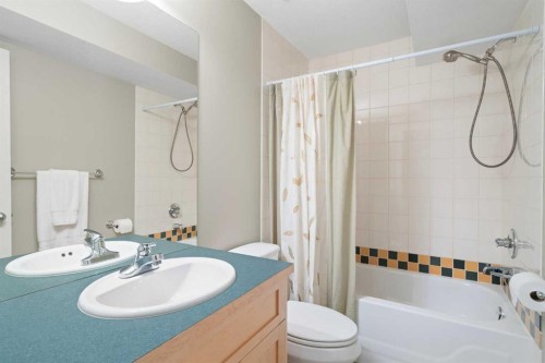 1914 Broadview Road Nw, Calgary, AB - Indoor Photo Showing Bathroom