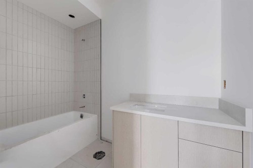 2231 2 Avenue Nw, Calgary, AB - Indoor Photo Showing Bathroom