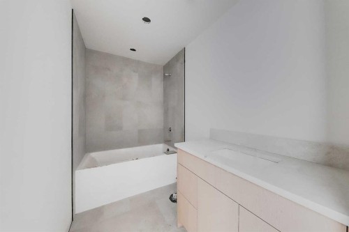 2231 2 Avenue Nw, Calgary, AB - Indoor Photo Showing Bathroom