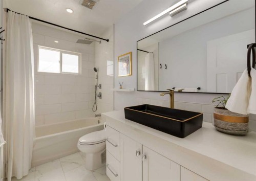 5219 Valiant Drive Nw, Calgary, AB - Indoor Photo Showing Bathroom