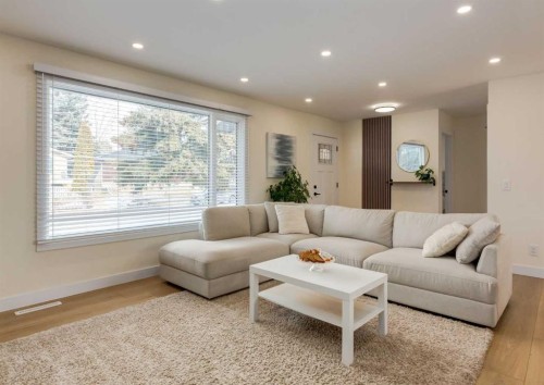 5219 Valiant Drive Nw, Calgary, AB - Indoor Photo Showing Living Room