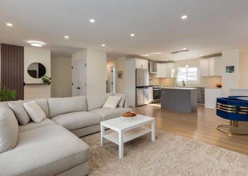 5219 Valiant Drive Nw, Calgary, AB - Indoor Photo Showing Living Room