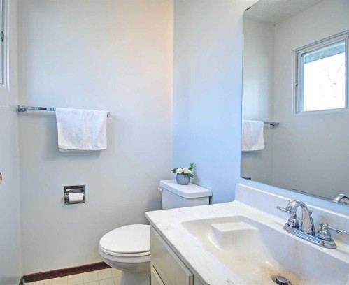 6307 Thornaby Way Nw, Calgary, AB - Indoor Photo Showing Bathroom
