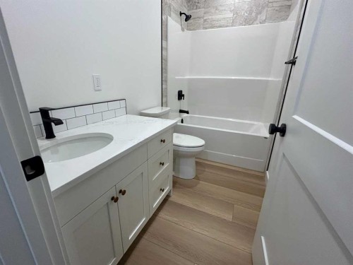 4 Williams Avenue, Olds, AB - Indoor Photo Showing Bathroom