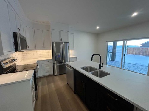 4 Williams Avenue, Olds, AB - Indoor Photo Showing Kitchen With Double Sink With Upgraded Kitchen