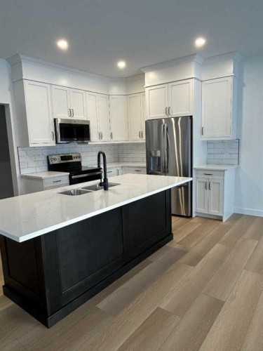 4 Williams Avenue, Olds, AB - Indoor Photo Showing Kitchen With Double Sink With Upgraded Kitchen