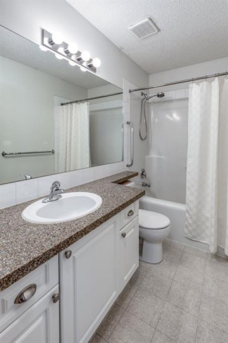 108 Quigley Close, Cochrane, AB - Indoor Photo Showing Bathroom
