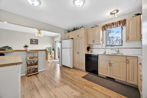 152 Maddock Way Ne, Calgary, AB - Indoor Photo Showing Kitchen
