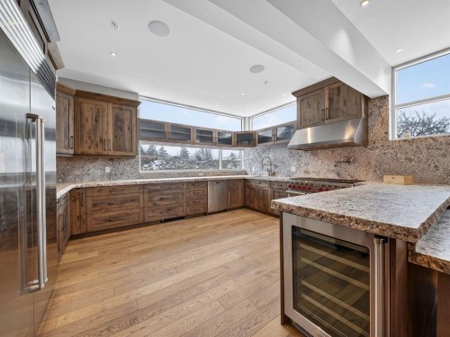 1015 11 Street Se, Calgary, AB - Indoor Photo Showing Kitchen With Upgraded Kitchen