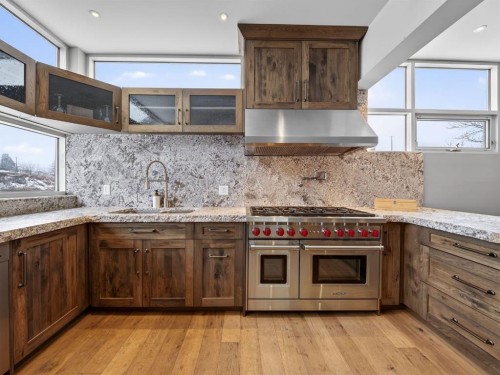 1015 11 Street Se, Calgary, AB - Indoor Photo Showing Kitchen With Upgraded Kitchen