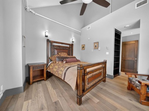 1015 11 Street Se, Calgary, AB - Indoor Photo Showing Bedroom
