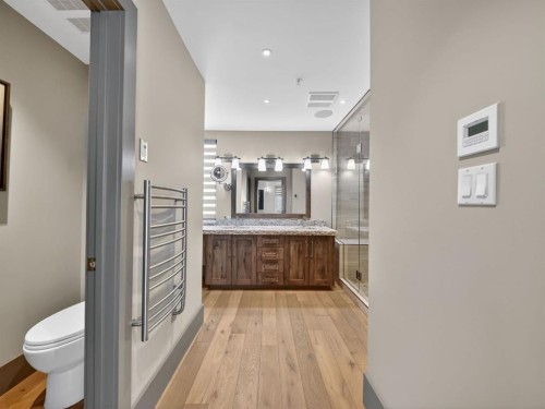 1015 11 Street Se, Calgary, AB - Indoor Photo Showing Bathroom