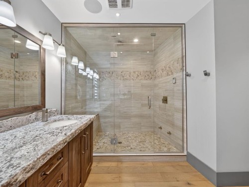 1015 11 Street Se, Calgary, AB - Indoor Photo Showing Bathroom
