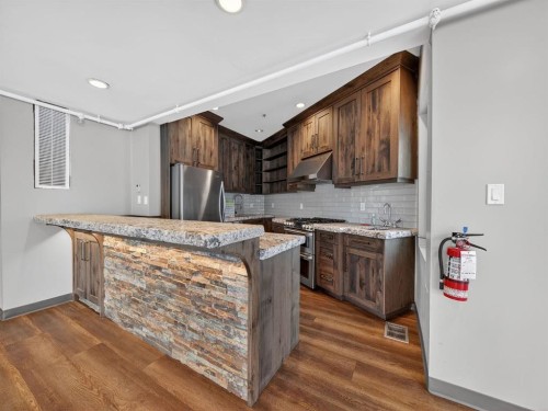 1015 11 Street Se, Calgary, AB - Indoor Photo Showing Kitchen