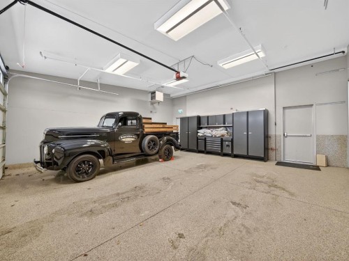 1015 11 Street Se, Calgary, AB - Indoor Photo Showing Garage