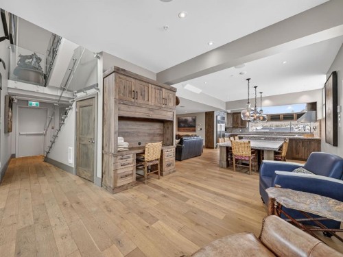 1015 11 Street Se, Calgary, AB - Indoor