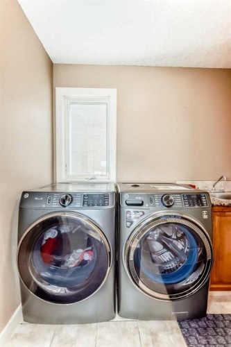 273 Everglade Circle Sw, Calgary, AB - Indoor Photo Showing Laundry Room