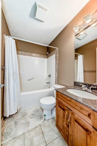 273 Everglade Circle Sw, Calgary, AB - Indoor Photo Showing Bathroom