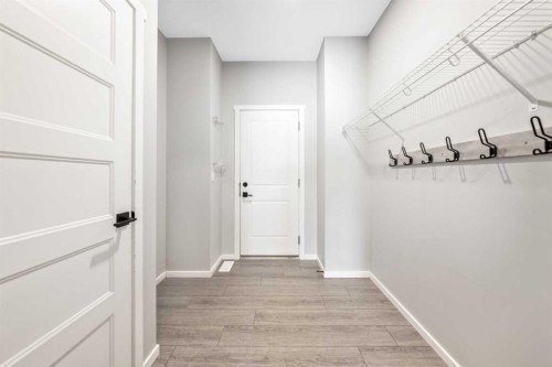 98 Lucas Crescent Nw, Calgary, AB - Indoor Photo Showing Other Room