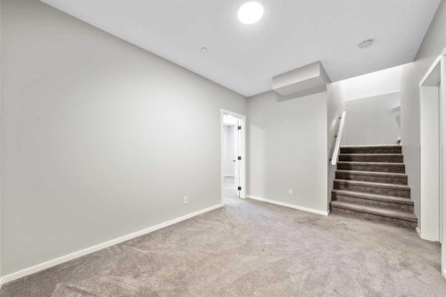 98 Lucas Crescent Nw, Calgary, AB - Indoor Photo Showing Other Room