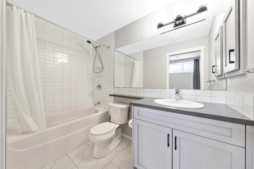 98 Lucas Crescent Nw, Calgary, AB - Indoor Photo Showing Bathroom