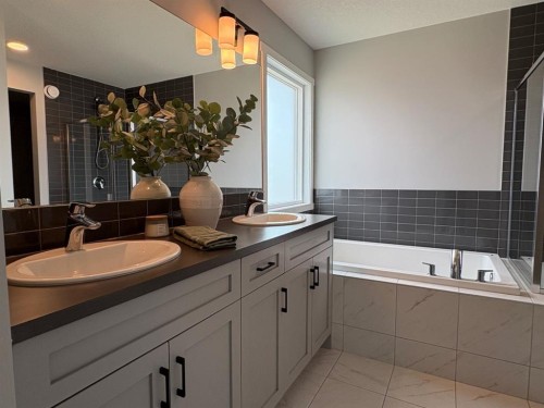 98 Lucas Crescent Nw, Calgary, AB - Indoor Photo Showing Bathroom