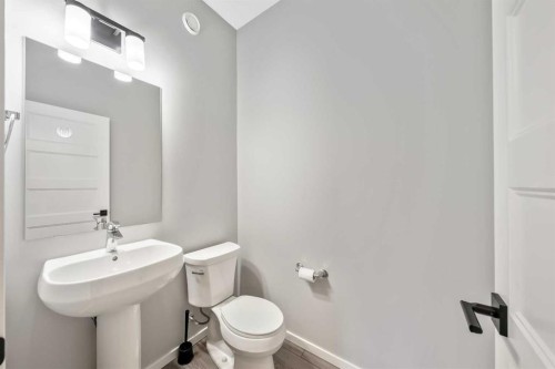 98 Lucas Crescent Nw, Calgary, AB - Indoor Photo Showing Bathroom