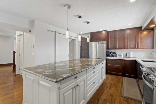 40 Wood Crescent Sw, Calgary, AB - Indoor Photo Showing Kitchen With Upgraded Kitchen