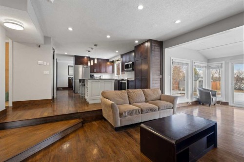 40 Wood Crescent Sw, Calgary, AB - Indoor Photo Showing Living Room
