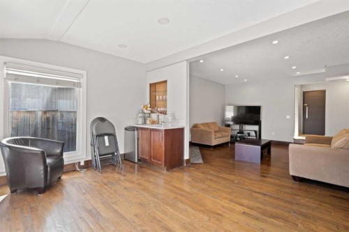 40 Wood Crescent Sw, Calgary, AB - Indoor Photo Showing Living Room